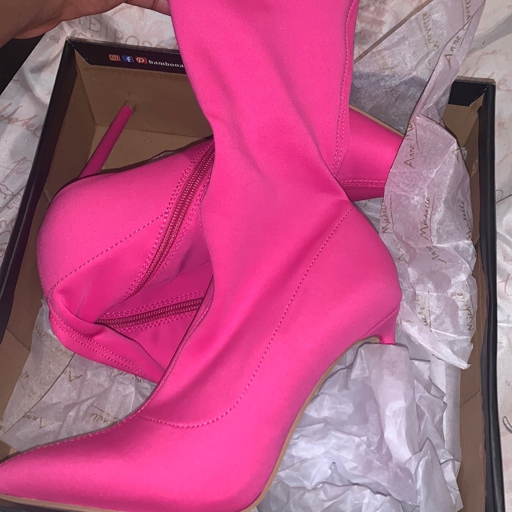 Brand new never worn size 7 1-2 can fit 7